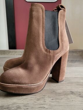 NWT H&M SUEDE ANKLE BOOTS SLIP ON SIZE 8
